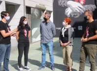 Maite Ferreiro e Rubén Arroxo visitan o mural realizado en San Roque xunto con integrantes da Asociación Galega da Enfermidade de Dent