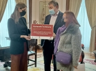 Lara Méndez entrega a Médicus Mundi 3.228 lentes doadas pola cidadanía lucense para previr a cegueira en países subdesenvolvidos