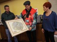 Rubén Arroxo e Maite Ferreiro reciben a Lois Pérez, gañador do premio Agustín Fernández Paz de literatura infantil e xuvenil