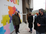 Rubén Arroxo y Maite Ferreiro visitan las instalaciones de Raiolas, donde el área de Cultura viene de realizar un mural
