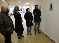 Rubén Arroxo e Maite Ferreiro visitan as instalacións de Raiolas, onde a área de Cultura vén de realizar un mural