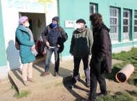 Maite Ferreiro e Felipe Rivas visitan as instalacións da Escola de Ensino Galego Semente, en Barbaín