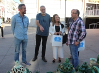 Rubén Arroxo y Cristina López visita la feria de alfarería Lugo Tradicional, que se podrá visitar en Santo Domingo hasta el día 8