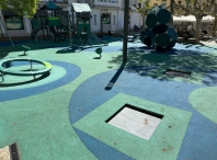 El Ayuntamiento repone las camas elásticas del parque infantil de Campo Castelo que fueron vandalizadas