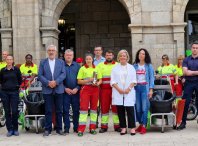 Paula Alvarellos entrega la Escoba de Platino a las personas trabajadoras del Servicio Municipal Luce Lugo Paula Alvarellos entrega la Escoba de Platino a las personas trabajadoras del Servicio Municipal Luce Lugo