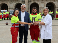 Paula Alvarellos entrega la Escoba de Platino a las personas trabajadoras del Servicio Municipal Luce Lugo Paula Alvarellos entrega la Escoba de Platino a las personas trabajadoras del Servicio Municipal Luce Lugo