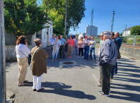 Ana Abelleira e Miguel Fernández manteñen un encontro coa veciñanza da Albeiros para estudar as principais nececesidades da zona
