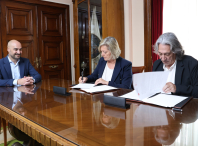 A alcaldesa asina co concelleiro de distrito de Nou Barris un protocolo de colaboración que formaliza o irmandamento de ambas localidades