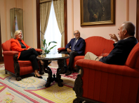 Paula Alvarellos recibe a Galileo D'Agostino y a José Antonio Varela Agrelo en la Casa del Ayuntamiento de Lugo