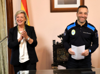 Paula Alvarellos oficializa a toma de posesión de tres novos axentes locais, que reforzarán as unidades de Atestados e Policía de Barrio Paula Alvarellos oficializa a toma de posesión de tres novos axentes locais, que reforzarán as unidades de Atestados e Policía de Barrio