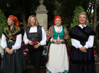 Paula Alvarellos: “Esta ofrenda simboliza o compromiso coa igualdade, coa lingua galega e coas nosas tradicións” Paula Alvarellos: “Esta ofrenda simboliza o compromiso coa igualdade, coa lingua galega e coas nosas tradicións”