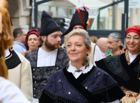 Paula Alvarellos: “Esta ofrenda simboliza o compromiso coa igualdade, coa lingua galega e coas nosas tradicións” Paula Alvarellos: “Esta ofrenda simboliza o compromiso coa igualdade, coa lingua galega e coas nosas tradicións”