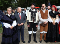 Paula Alvarellos: “Esta ofrenda simboliza o compromiso coa igualdade, coa lingua galega e coas nosas tradicións” Paula Alvarellos: “Esta ofrenda simboliza o compromiso coa igualdade, coa lingua galega e coas nosas tradicións”