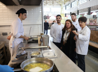 Estudantes de cociña do IES Sanxillao realizan un showcooking na Praza de Abastos Estudantes de cociña do IES Sanxillao realizan un showcooking na Praza de Abastos
