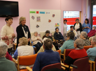 Paula Alvarellos visita o centro Antonio Gandoy para cumprir coa tradicional cita previa a Reis e entregar aos usuarios agasallos doces