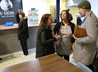 Cristina López visita á nova profesional que se une ao Mercado Municipal cun posto adicado á hostalería