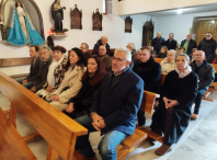 El alcalde de Lugo, Miguel Fernández, acompaña al vecindario de Conturiz en la misa en memoria de Paula Alvarellos