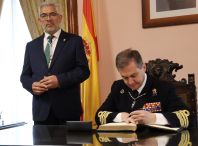 O novo almirante xefe do Arsenal de Ferrol, Gonzalo Villar Rodríguez, asina no Libro de Ouro do Concello de Lugo