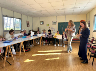 Cristina López entrega en Galegos o calendario elaborado dende o Arquivo Municipal Cristina López entrega en Galegos o calendario elaborado dende o Arquivo Municipal