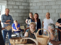 Cristina López visita Carballido, donde continúan los cursos de cestería organizados por el Concello y la Diputación para distintas asociaciones de Lugo