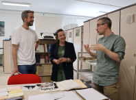 Rubén Arroxo y Cristina López visitan el archivo municipal en la jornada del Día Mundial de los Archivos