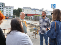 Rubén Arroxo e Iria Buide visitan o Colexio Rosalía, onde comezaron os traballos de reforma da contorna