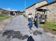 A concelleira de Cohesión Territorial supervisa os traballos de mellora viaria que a Brigada Municipal do Rural executa na parroquia do Veral