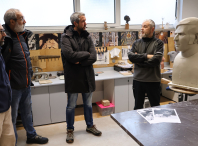 Rubén Arroxo y Alexandre Penas visitan el taller de escultura donde se está realizando el busto con el que el ayuntamiento de Lugo recordará a Moncho Reboiras