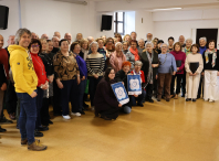 Maite Ferreiro e Iria Buide visitan la Coral del IV Ciclo, que mañana actuará en el Auditorio Fuxan os Ventos dentro de la programación del 25º aniversario de la Muralla como Patrimonio de la Humanidad