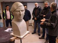 Rubén Arroxo y Alexandre Penas visitan el taller de escultura donde se está realizando el busto con el que el ayuntamiento de Lugo recordará a Moncho Reboiras