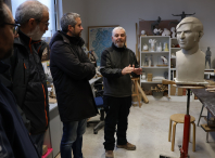 Rubén Arroxo y Alexandre Penas visitan el taller de escultura donde se está realizando el busto con el que el ayuntamiento de Lugo recordará a Moncho Reboiras