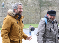 Rubén Arroxo visita a mesa de ALUCEM no Dia da Esclerose Múltiple
