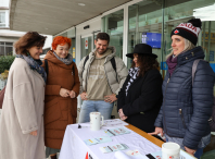 Rubén Arroxo visita a mesa de ALUCEM no Dia da Esclerose Múltiple