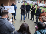 Rubén Arroxo e Alexandre Penas manteñen un encontro con veciñas e veciños da rúa Otero Pedrayo para presentar o proxecto de humanización da unión desta rúa con Río Sil