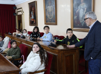 O alcalde recibe no Concello ao alumnado de 4º de Primaria do Menéndez Pelayo para explicar como se desenvolve a actividade municipal
