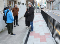 Rubén Arroxo e Iria Buide visitan o colexio As Mercedes, onde a Tenencia de Alcaldía rematou unha nova actuación de mellora da seguridade viaria Rubén Arroxo e Iria Buide visitan o colexio As Mercedes, onde a Tenencia de Alcaldía rematou unha nova actuación de mellora da seguridade viaria