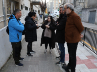 Rubén Arroxo e Iria Buide visitan o colexio As Mercedes, onde a Tenencia de Alcaldía rematou unha nova actuación de mellora da seguridade viaria Rubén Arroxo e Iria Buide visitan o colexio As Mercedes, onde a Tenencia de Alcaldía rematou unha nova actuación de mellora da seguridade viaria