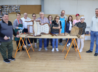 Rubén Arroxo e Cristina López visitan o curso de restauración de mobles no barrio da Ponte, que conta cunha ampla participación veciñal