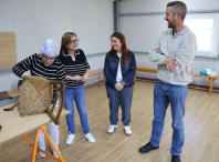 Rubén Arroxo e Cristina López visitan o curso de restauración de mobles no barrio da Ponte, que conta cunha ampla participación veciñal