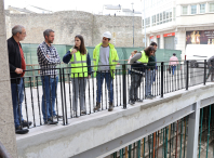 Rubén Arroxo y Alexandre Penas visitan el Carril das Frores, donde acaba de abrirse al tránsito peatonal la nueva pasarela
