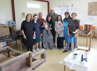 Cristina López visita o curso de restauración de mobles en Santiago de Saa, que conta cunha ampla participación veciñal