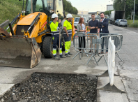 O Concello elimina o socavón de grandes dimensións na rúa dos Carros que levaba dende 2023 cortando parte da calzada desta vía do CEAO