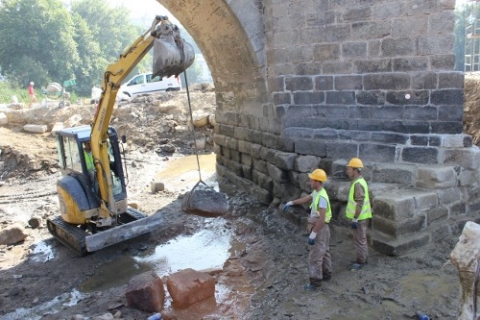 A ponte romana de Lugo foi construída a comezos do século I e tiña un ancho de sete metros
