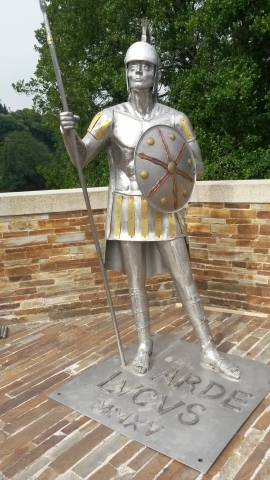 Escultura de ferro dun soldado romano