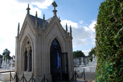 Mausoleo neogótico del cementerio municipal de San Froilán