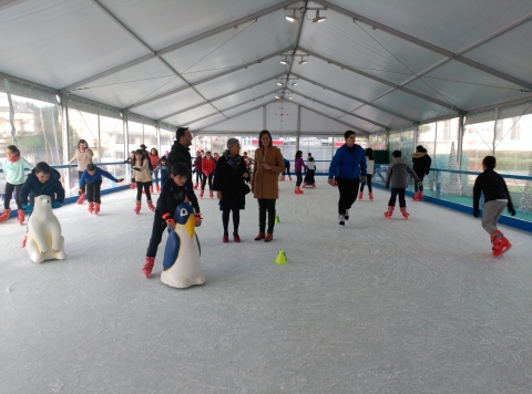 La pista de patinaje sobre hielo de la Plaza Horta do Seminario recibió la visita de medio millar de personas en 15 días