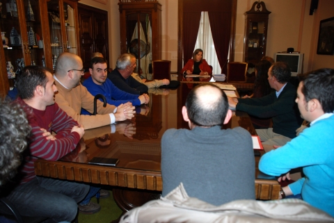 A Alcaldesa escoita nunha xuntanza as demandas dos veciños da rúa Castelao ante a inoperancia da Xunta