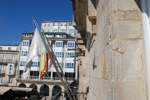 O Concello retira a bandeira europea do consistorio en repulsa simbólica polas súas políticas inhumanas contra os refuxiados