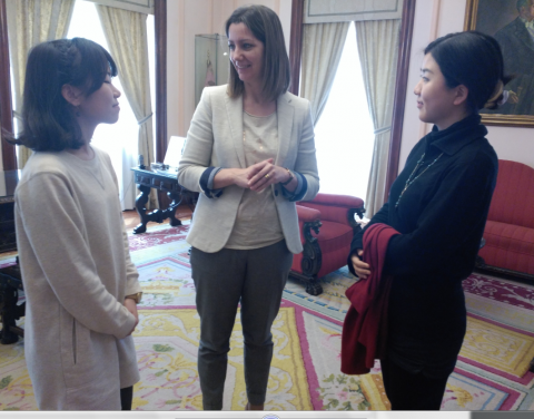 Tres estudiantes universitarios de Japón traducen en el Ayuntamiento información turística de Lugo al japonés