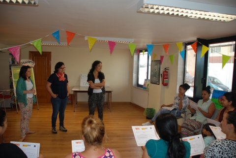 Ana Abelleira entrega os diplomas ás participantes no programa Sara Romí da Fundación Secretariado Xitano